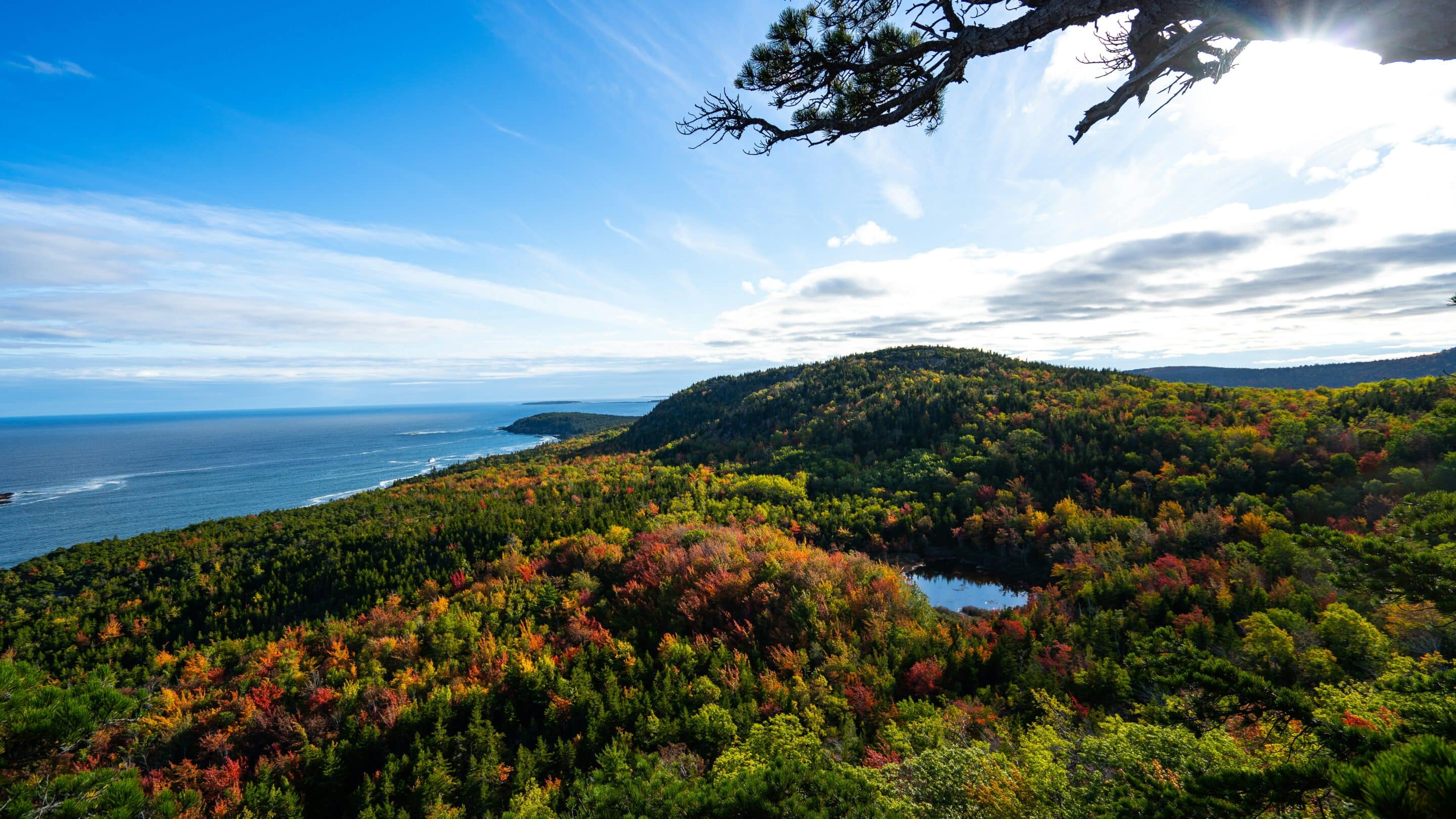 Acadia National Park vogelvlucht fotografie van bergen en oceaan onder blauwe hemel
