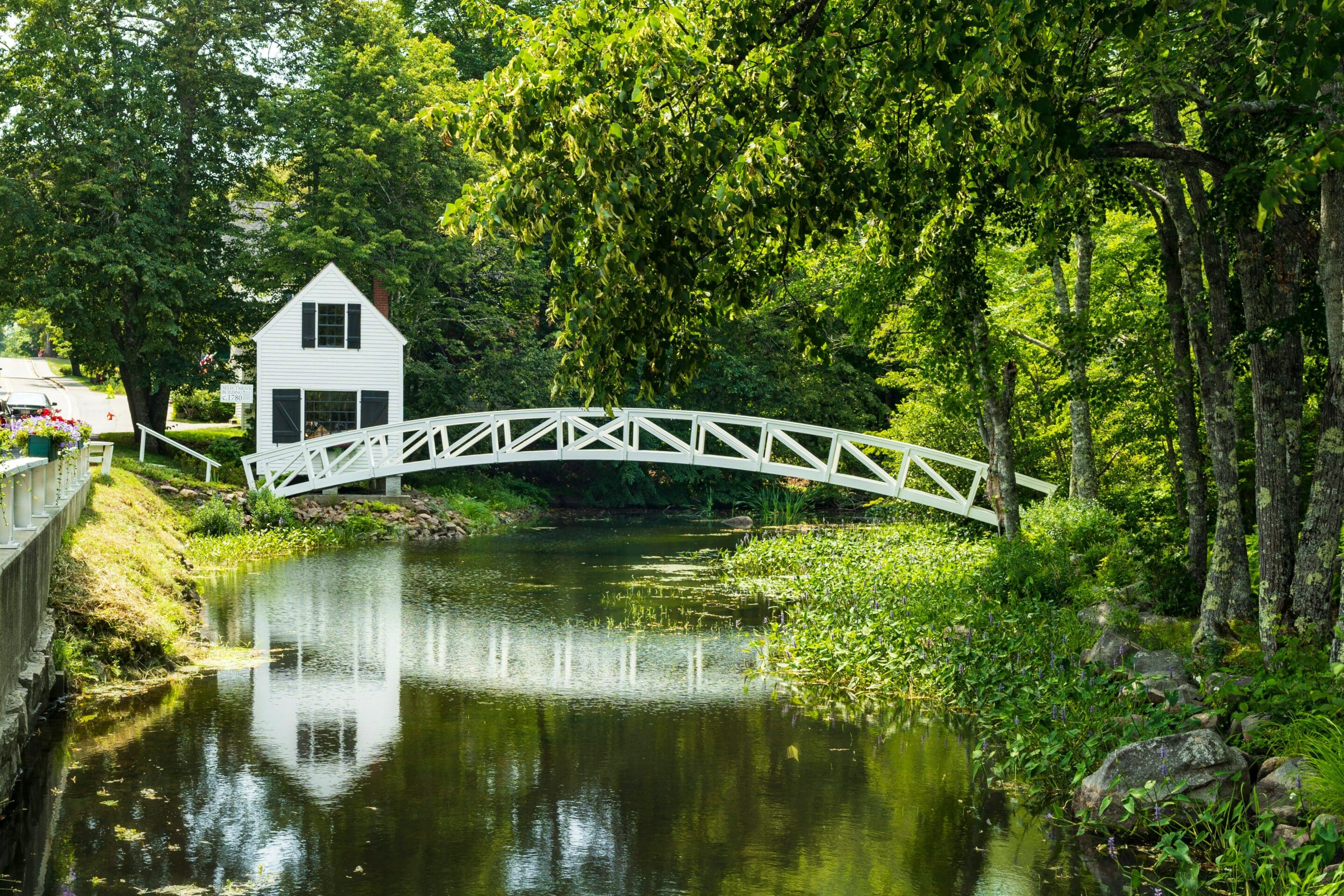 Bar Harbor wit houten huis met brug wit houten huis met witte brug