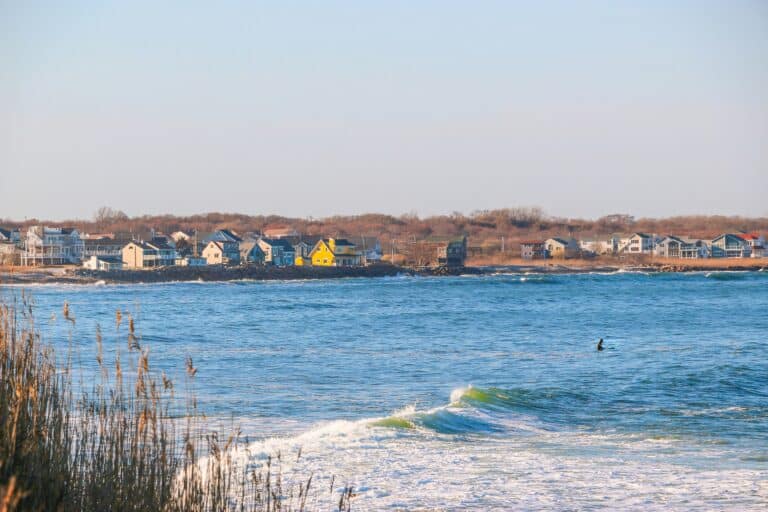houten hotel en vakantiehuizen langs het strand gezien over het water