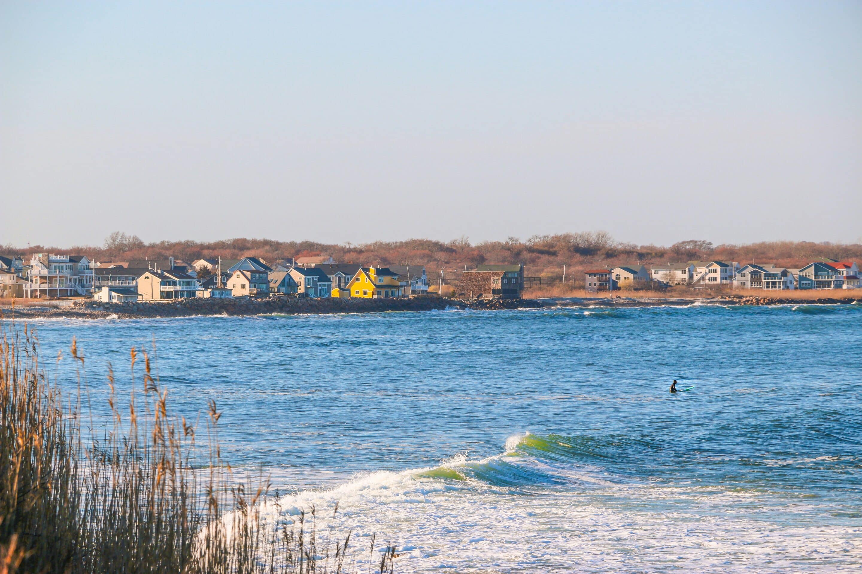 houten hotel en vakantiehuizen langs het strand gezien over het water