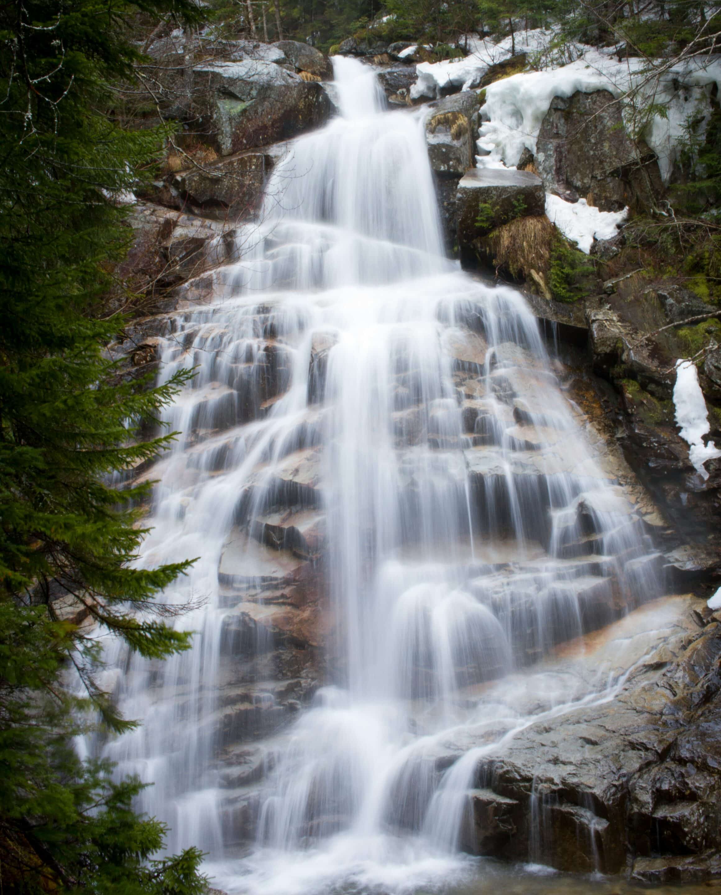 een grote waterval met veel water