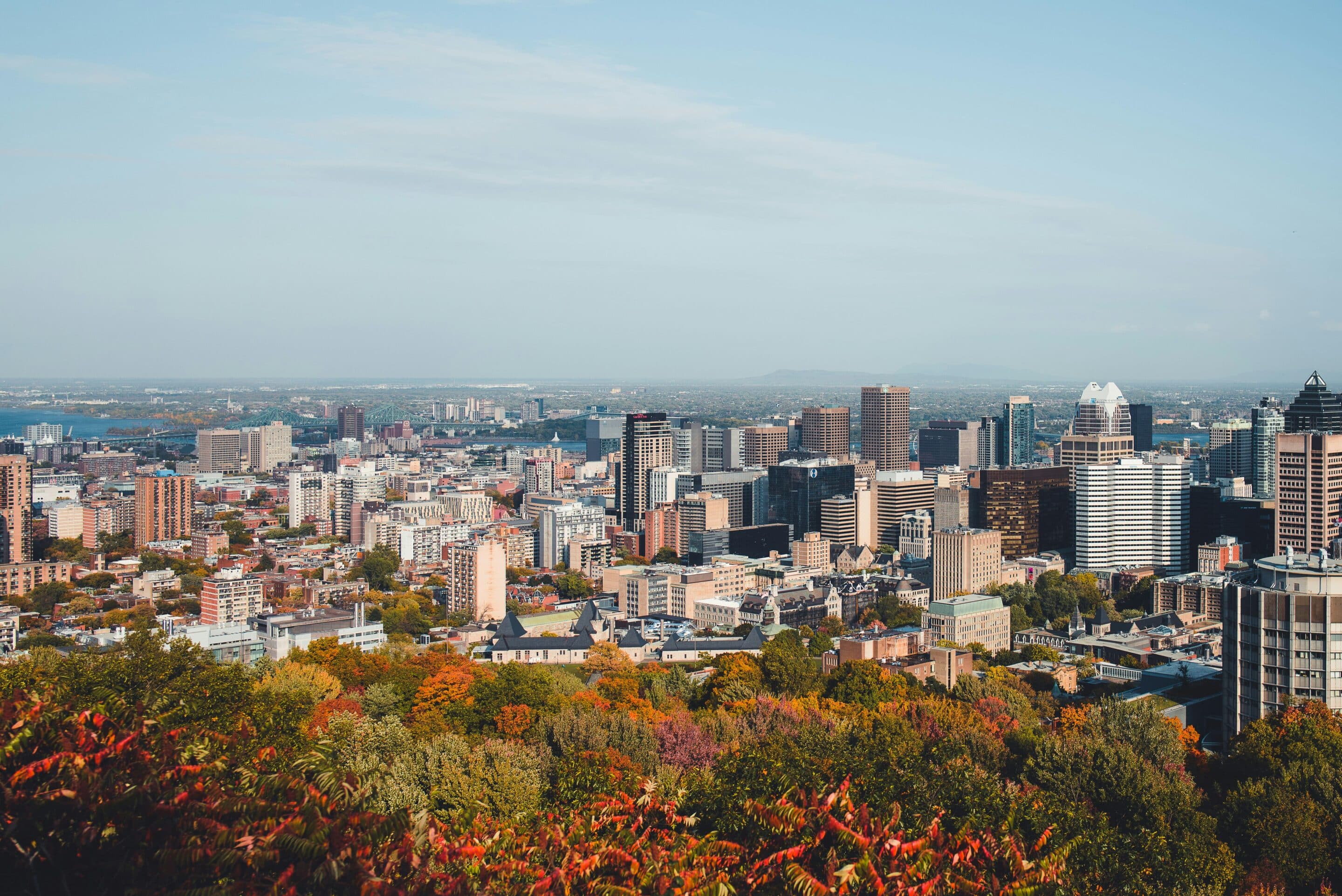 Montreal skyline Skyline overdag onder blauwe hemel